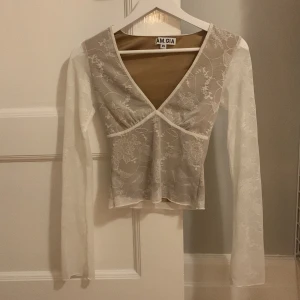 Fin topp - En jättefin tröja som tyvärr va för liten på mig som normalt har storlekar s.