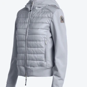 Parajumper ”Caelie” jacka - Säljer min jätte fina parajumper jacka. Har inte andvänt den så mycket finns inga skador eller defekter. ”prislappen” finns kvar men är avklippt. Ny pris är ca 4000kr. Priset går att diskutera. Står ej för spårbar frakt. Skriv för fler bilder🫶🏼🫶🏼