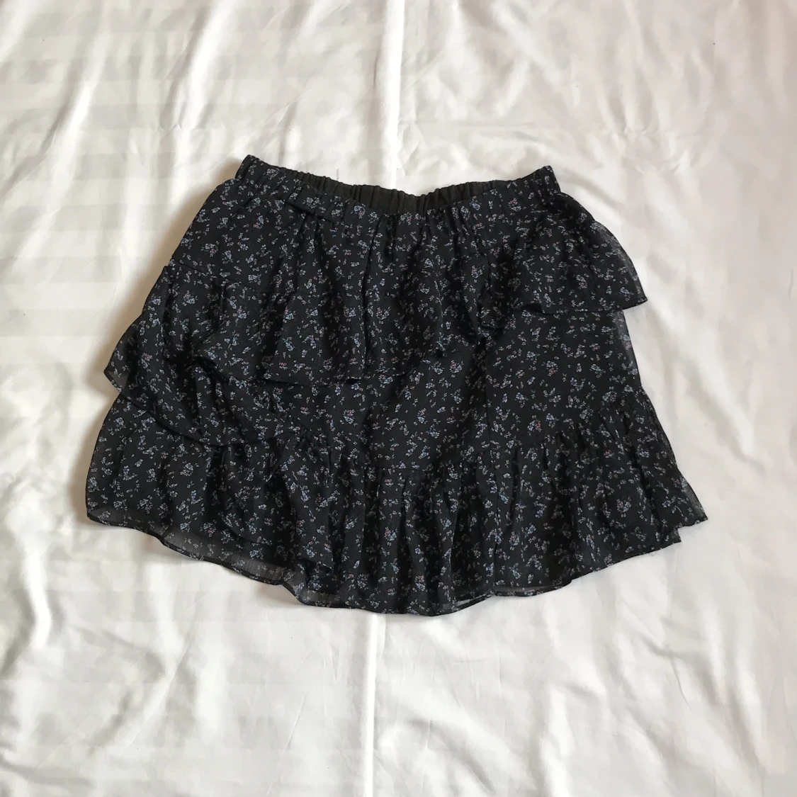 Blommig svart volangkjol 