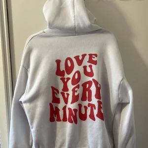 hoodie - säljer nu denna snygga hoodie då den inte kommer till användning! bra skick, pris kan diskuteras!💕