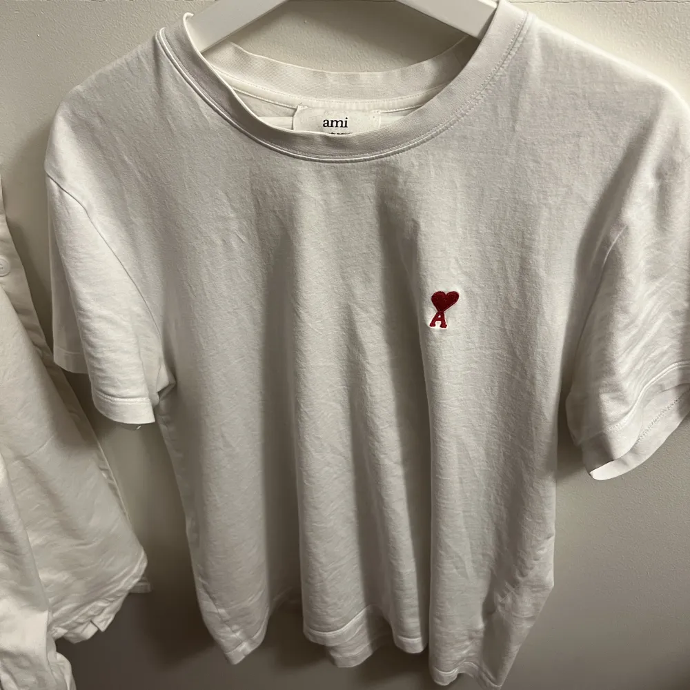 Säljer min Ami T-shirt då den inte sitter lika bra på mig längre ! Nypris 1499kr !. T-shirts.