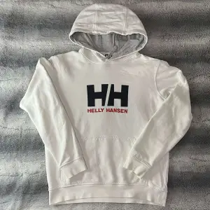 Helly Hansen hoodie, i mycket bra skick. Herrtröja i medium passar även S