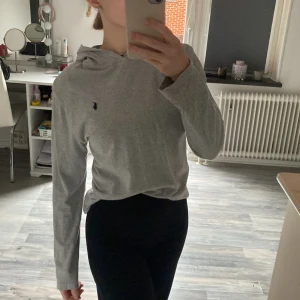 Långärmad tröja  - Långärmad tröja med luva från ralph lauren. I nyckick. Storlek 160 men skulle säga att den är som en xs/s. Köpt på kidsbrandstore  