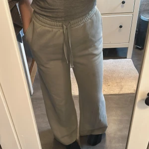 Mintgröna raka mjukisbyxor  - Jättefina raka mjukisbyxor i Mintgrön, de är från H&M i storleken S. De är en ljus fläck på högra benet men går säkert att få bort om man vill ( se bild). Annars i jättebra skick!