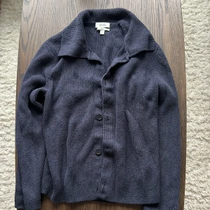 Cos cardigan - Kofta ifrån Cos. Använt ytterst få tillfällen. I mörkblå färg. Köpte för 799 kr på COS hemsida. Pris kan diskuteras vid snabb affär. 