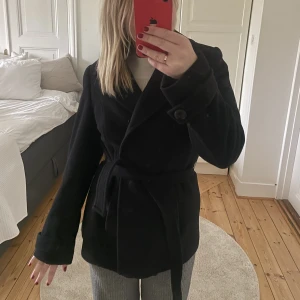 kort kappa - Säljer min svarta korta kappa från Vianni💘 Den har knappar och fina detaljer i nerkanten på ärmen. Den är i fint skick och passar tll både höst och vinter. Säljer den då den inte kommer till användning!💗💗