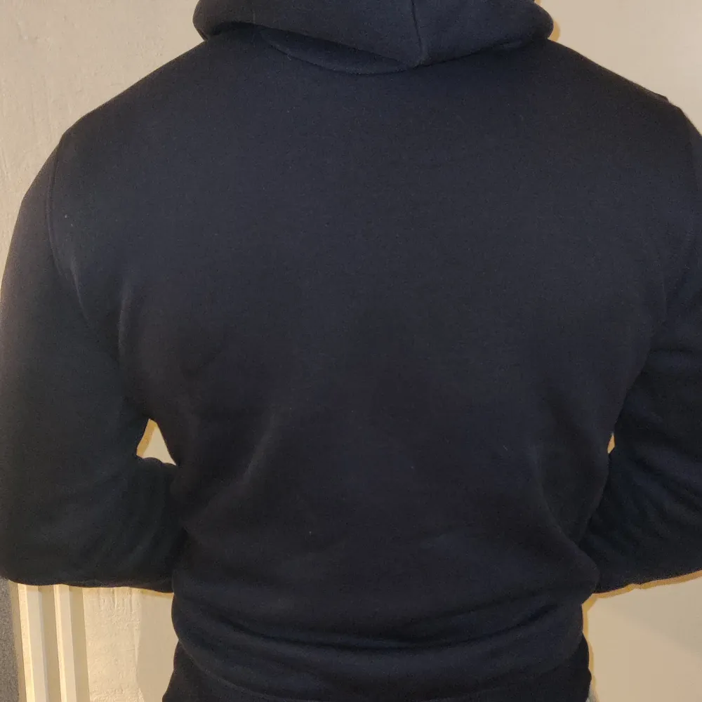 Marinblå hoodie med luva i storlek M, aldrig använd! Superskön kvalité och passar till allt 🥰. Hoodies.