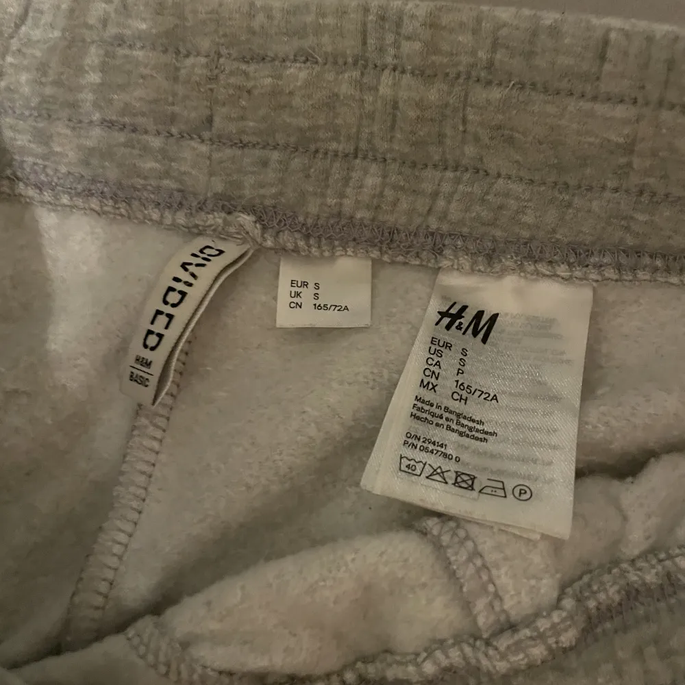 H&M mjukisbyxor i storlek S. Jättesköna och slittåliga. gråa och långa med snören. Bra skick!! Gårmelerade i färgen.. Farkut & Housut.