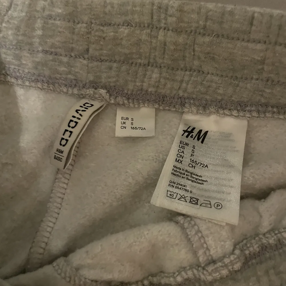 H&M mjukisbyxor i storlek S. Jättesköna och slittåliga. gråa och långa med snören. Bra skick!! Gårmelerade i färgen.. Jeans & Byxor.