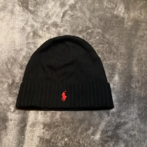 Ralph Lauren mössa - Säljer min Raffe mössa då jag inte använder har även en i mörkblå. Använd max 5 gånger så skicket är 10/10. Hör av dig vid minsta fundering🙌