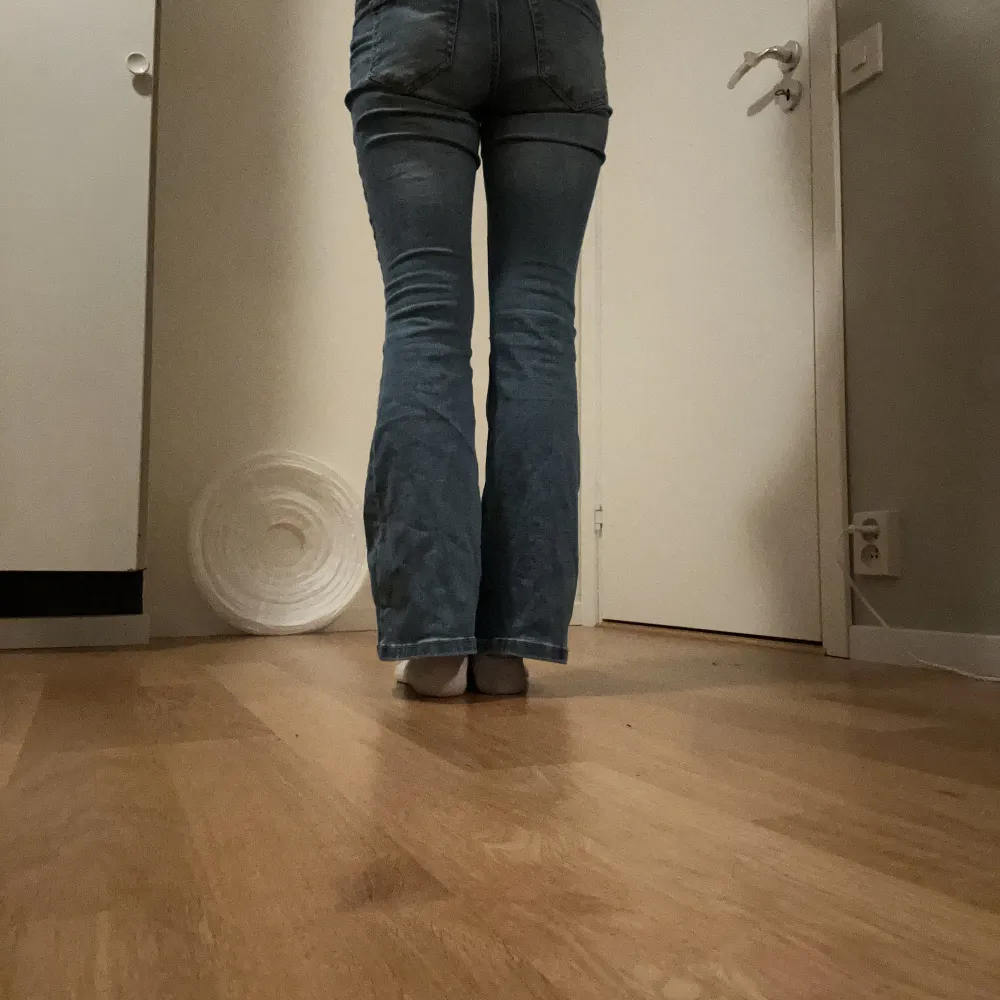 Ett par ursnygga coola vero Moda jeans med ett hål vid knäet!🩷. Jeans & Byxor.