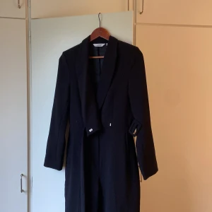 Svart byxdress från & other stories - Svart byxdress från & other stories. Använd en gång. Köparen står för eventuell frakt.