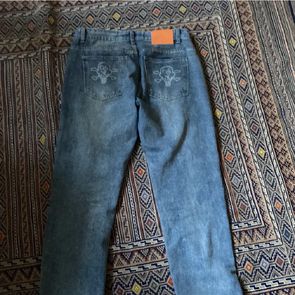 Säljer mina runningdog jeans för att har bytt stil och att jag aldrig endå använder byxorna, kontakta mig vid fler frågor.. Jeans & Byxor.