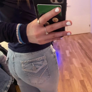 Snygga jeans - Jag säljer dessa snygga jeans❤️Oanvända. ompublicerad inlägg