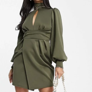 Festklänning - Klänning från ASOS i storlek XS. Använd 1 gång.