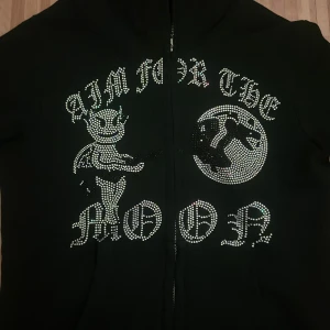 Aim for the moon hoodie - FRI FRAKT! - Fri frakt fram till 5/11!!! Aim for the moon hoodie i svart. Skriv om du har frågor eller vill ha fler bilder! Kan mötas i Stockholm