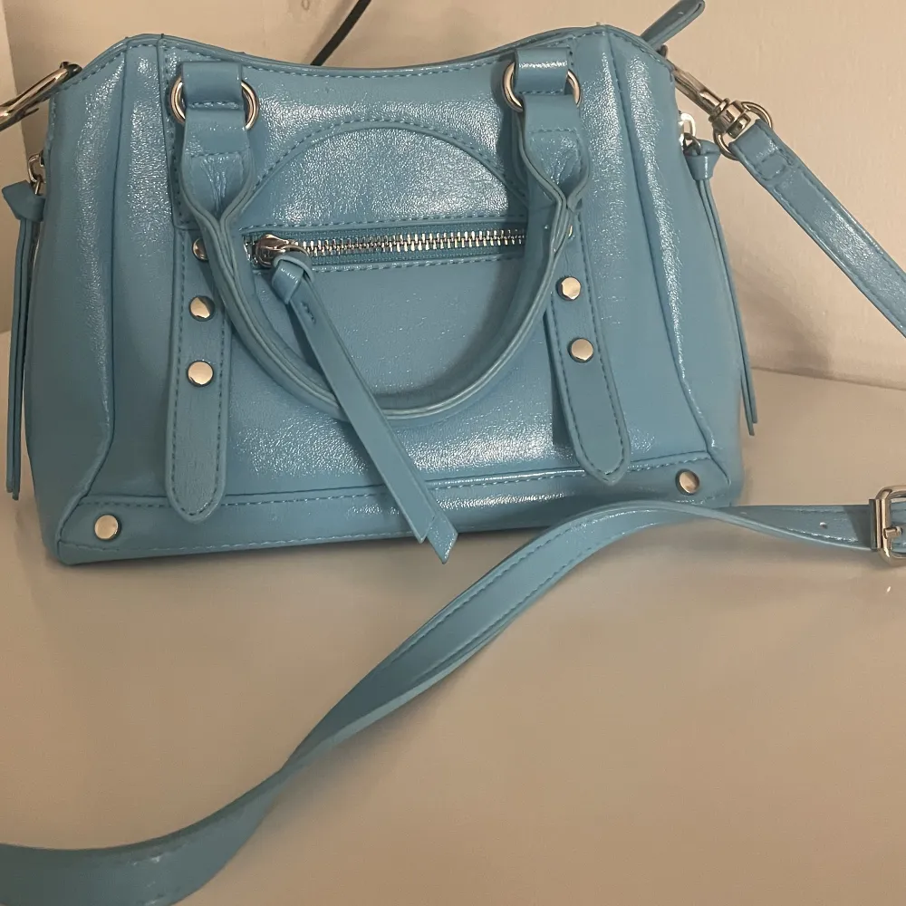 Säljer denna fina blåa väska pga kommer inte till användning, använd 1 gång🤍. Väskor.