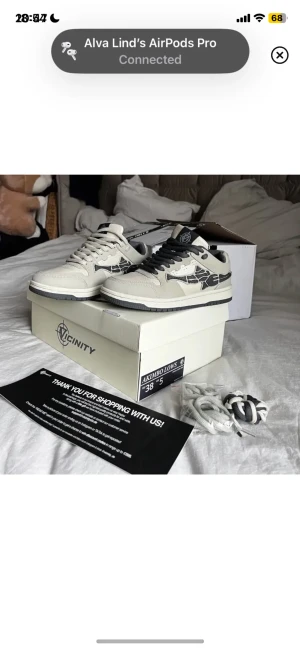 FRI FRAKT - Vicinity Akimbo Lows, 9,5/10 skick - Fri frakt fram till 5/11!  Org pris: 2300. Sparsamt använda, nästan nyskick! Små i storleken passar även 37. Skriv om du har frågor eller vill ha fler bilder. Köparen står för frakt. Kan mötas i Stockholm