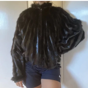 Svart unik skinnjacka - Skit cool och väldigt varm för den är sluten vid midjan halsen och handlederna bra, köpt vintage.  Lite slitning på insidan bara