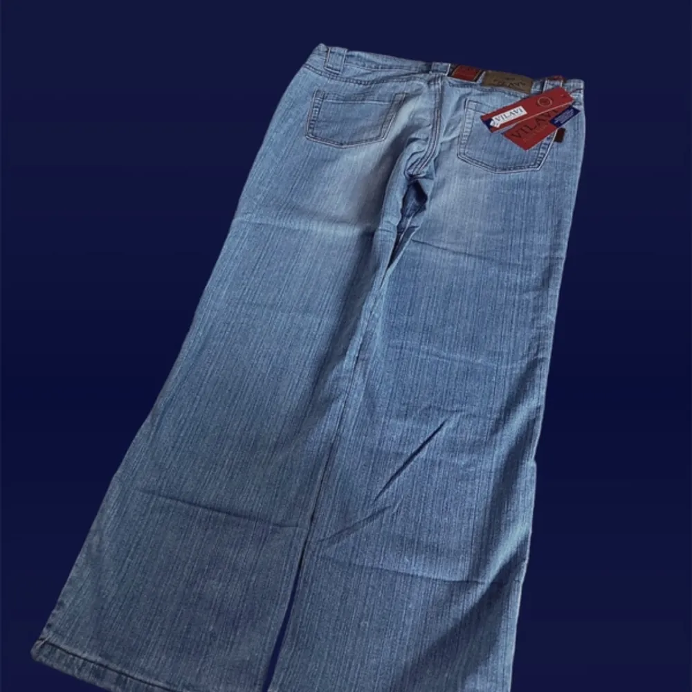 Supersnygga baggy jeans ja köpt som tyvärr var för små. Lågmidjade o jättesnygg fit. Jeans & Byxor.