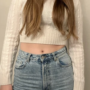  Croppad stickad tröja  - Gullig croppad tröja som är stickad från H&M