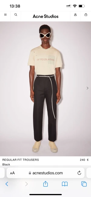 Acne byxor - Riktgt snygga svarta byxor från Acne Studios.  Istorlek 50. I toppskick! Nypris 2000 kr.   Acne Studios black casual trousers feature a compact workwear appearance made of cotton blend. Cut to a regular fit, detailed with slanted pockets, and a pink flag 