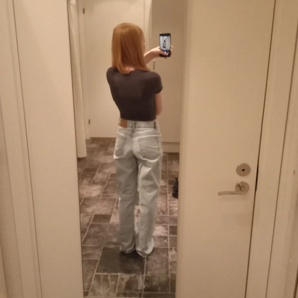 Jättefina lågmidjade baggy jeans som inte kommer till användning, lite slitningar längst ner på benen som inte märks av💕. Jeans & Byxor.