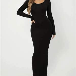 lång svart klänning från shein i storlek xs, nästan aldrig använd ❤️ skriv privat för fler bilder, pris kan diskuteras vid snabb affär! 