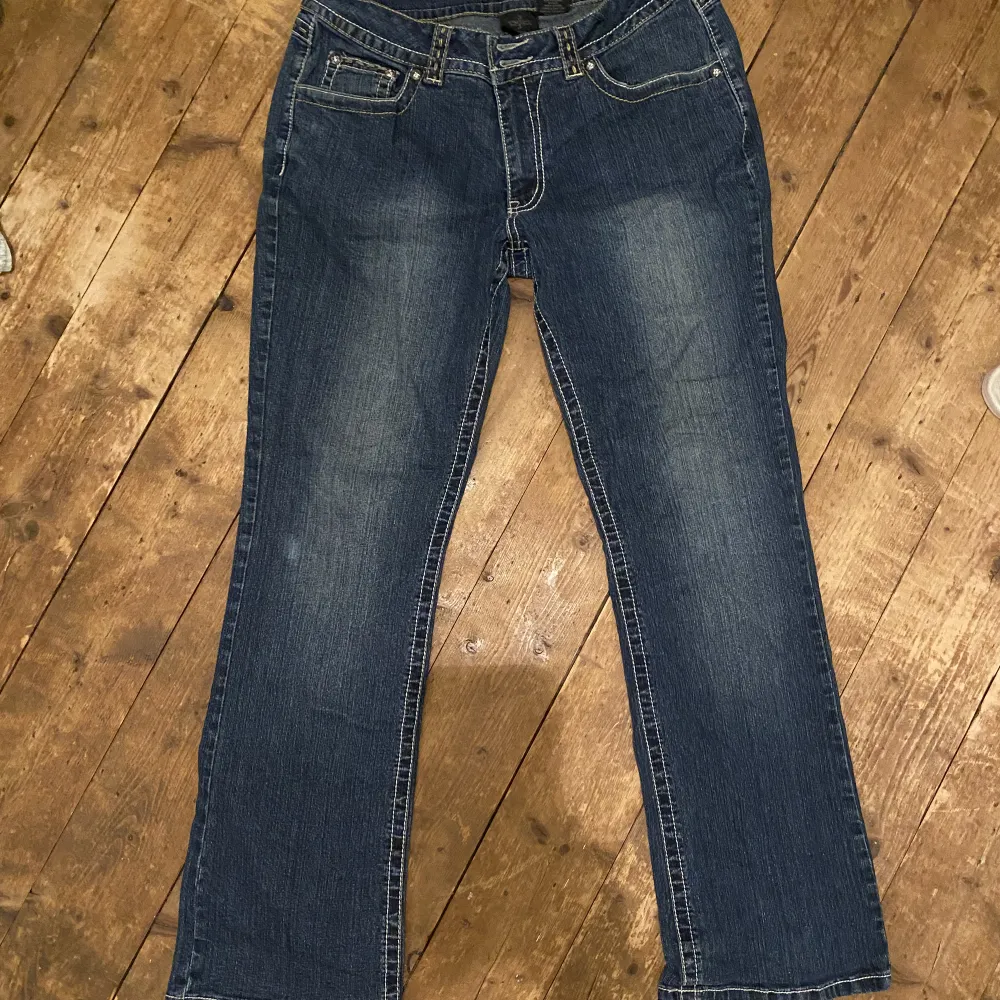 Snygga jeans i y2k stil, lite stora på mig storföretag säljer jag💘. Jeans & Byxor.