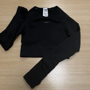 Gymshark tröja - Säljer denna träningstoppen från gymshark storlek S! Använd endast en gång o säljer då den e för liten!❤️