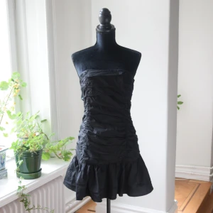 Axelbandslös klänning - MEASUREMENTS length - 70 cm chest - 37 cm waist - 49 cm bottom - 68 cm 