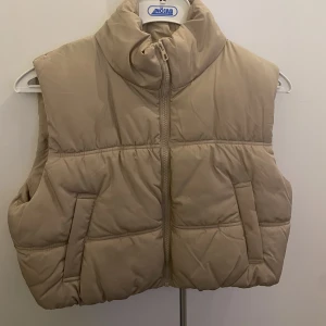 Väst - Beige Väst ifrån H&M, jätte fint skick, knappt använd. kortare modell.