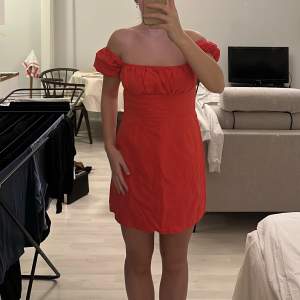 Röd, kort klänning i linne, storlek medium/38, sparsamt använd