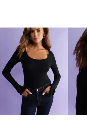 svart tröja med slits - En svart långärmad med slits från ginatricot. Xs men skulle passa både xxs och s. Säljer då den är lite liten på mig. Nypris 200kr.