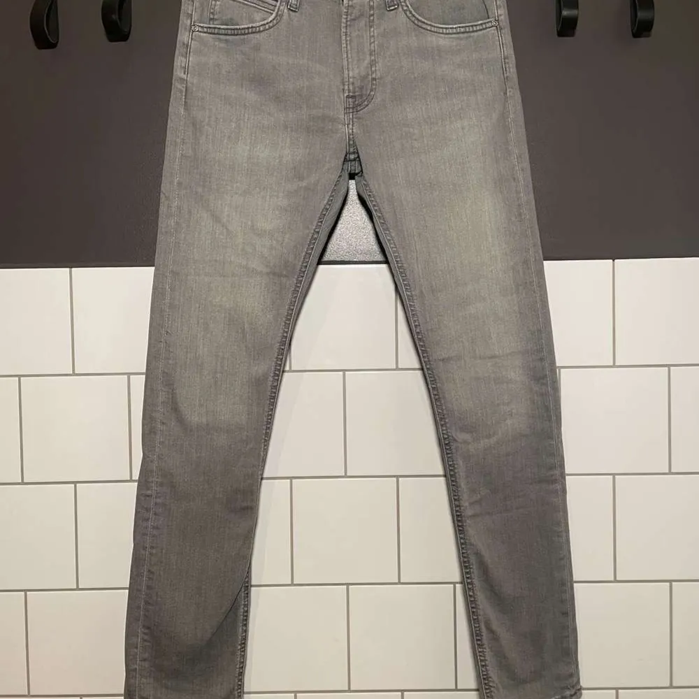 Ett par jätte snygga gråa Lee jeans i väldigt bra skick. Ny pris ligger cirka på 800 kr, vårt pris 399 kr.  I storlek 29/32 och passar som dom ska. Hör av dig vid minsta fråga!. Jeans & Byxor.