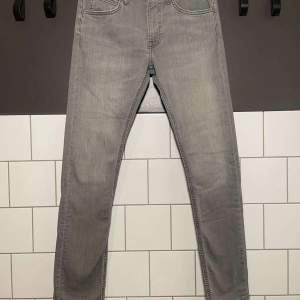 Ett par jätte snygga gråa Lee jeans i väldigt bra skick. Ny pris ligger cirka på 800 kr, vårt pris 399 kr.  I storlek 29/32 och passar som dom ska. Hör av dig vid minsta fråga!
