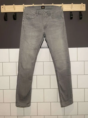 Lee Jeans - Ett par jätte snygga gråa Lee jeans i väldigt bra skick. Ny pris ligger cirka på 800 kr, vårt pris 399 kr.  I storlek 29/32 och passar som dom ska. Hör av dig vid minsta fråga!
