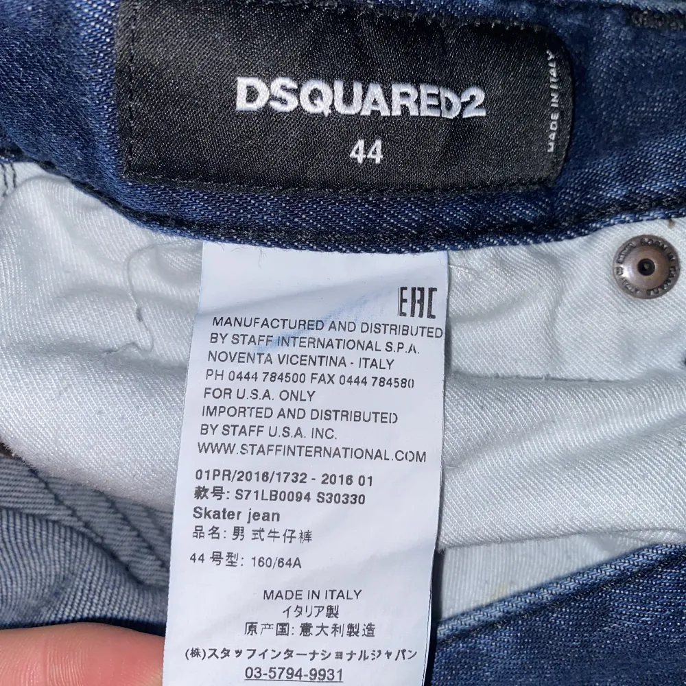 Dsquared2 jeans i bra skick, inte används så mycket. Kan skicka fler bilder vid intresse. . Jeans & Byxor.