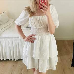 Säljer min vita klänning från lulus! Tycker den är så fin, men tyvärr är den lite kort på mig:( Helt oanvänd! ❤️