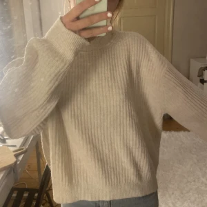 Stickad tröja  - Jätte fin vit stickad tröja från HM! Super fin! Storlek S