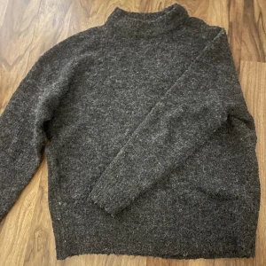 Grå kofta - Grå stickad kofta