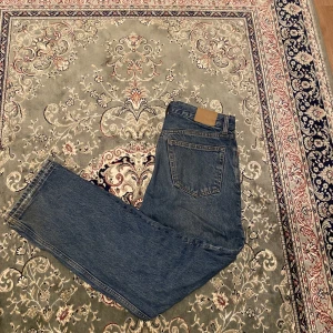 Weekday jeans - Tja säljer nu dessa feta jeans från Weekday. Skick 7/10 och mycket kvar att ge. Modell space och storlek 27/30. Köpt för 650, köp av mig för endast 150. Hör gärna av dig vid frågor eller funderingar!💙