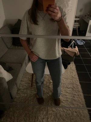 ZARA JEANS - Ett par högmidjade zara jeans i storlek 42 men skulle påstå att de är storlek 40.  FRAKT INGÅR EJ I PRISET