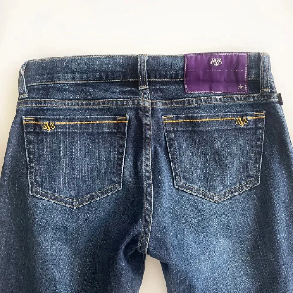 Snygga jeans från victoria beckham 💕💕💕 tror de e uppsydda men annars som nyskick!. Jeans & Byxor.