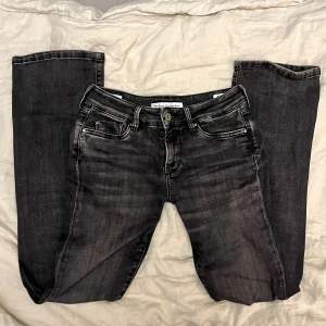 Snygga gråa Jeans från pepe jeans, jättefin passform! 💞 Innerbenslängd: 80cm, midjemått tvärs över: 36cm