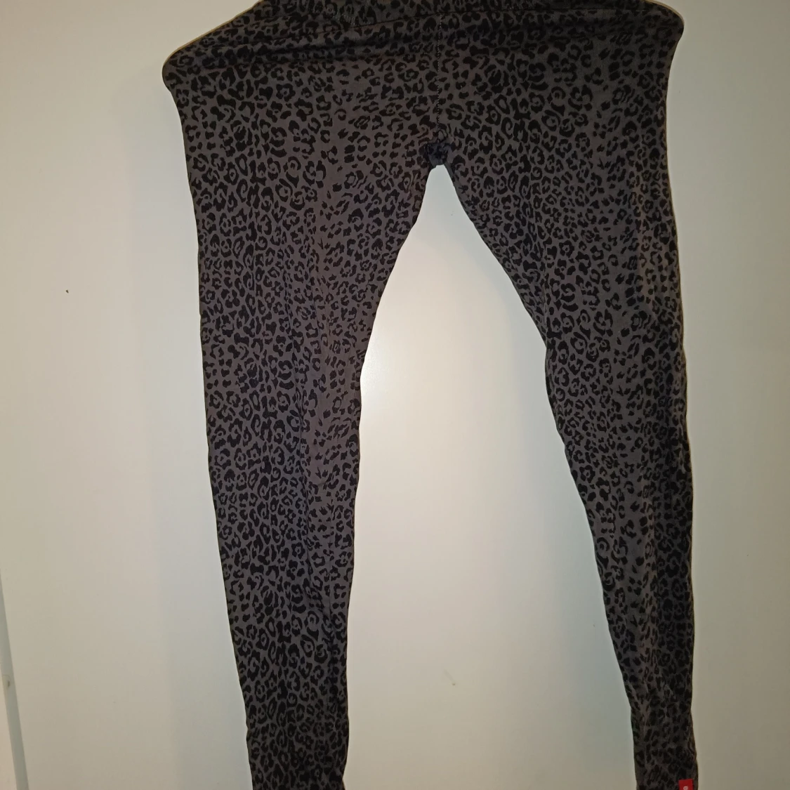 Svarta leopardmönstrade leggings 