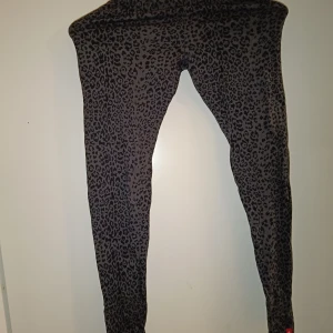 Svarta leopardmönstrade leggings  - Svarta leggings med leopardmönster. Knappt använda 