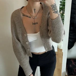 Stickad kofta - Stickad kofta från Gina Tricot. Storlek S, aldrig använd