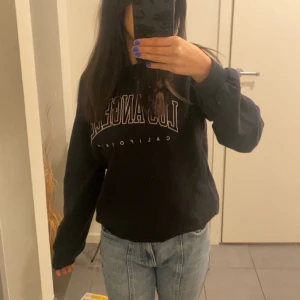 tröja - säljer denna tröja för att den inte används så mycket längre, den är väldigt bekväm och är i ett jättebra skick💓