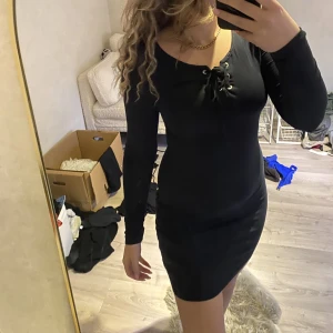 Söt klänning - Knytdetalj